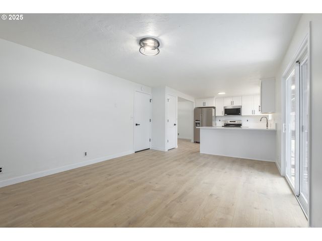 2817 APPLEWOOD Ln, Eugene, OR 97408