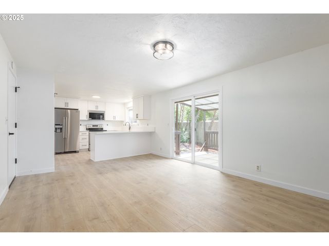 2817 APPLEWOOD Ln, Eugene, OR 97408