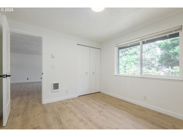 2817 APPLEWOOD Ln, Eugene, OR 97408