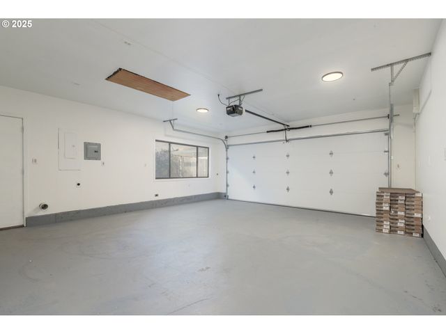 2817 APPLEWOOD Ln, Eugene, OR 97408