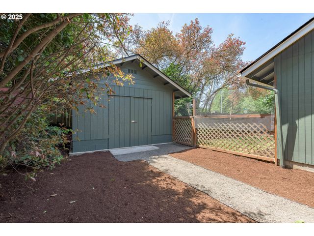2817 APPLEWOOD Ln, Eugene, OR 97408