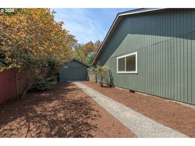 2817 APPLEWOOD Ln, Eugene, OR 97408