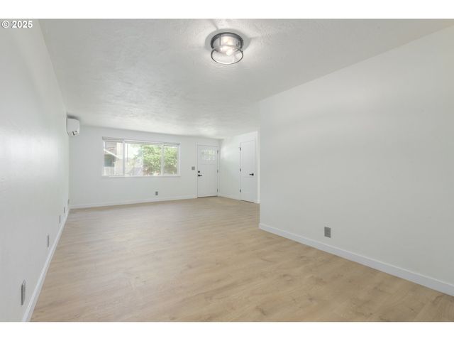 2817 APPLEWOOD Ln, Eugene, OR 97408