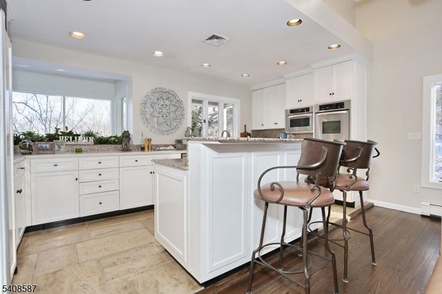 28 Bear Mountain Rd, Ringwood Boro, NJ 07456