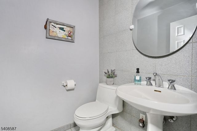 28 Bear Mountain Rd, Ringwood Boro, NJ 07456