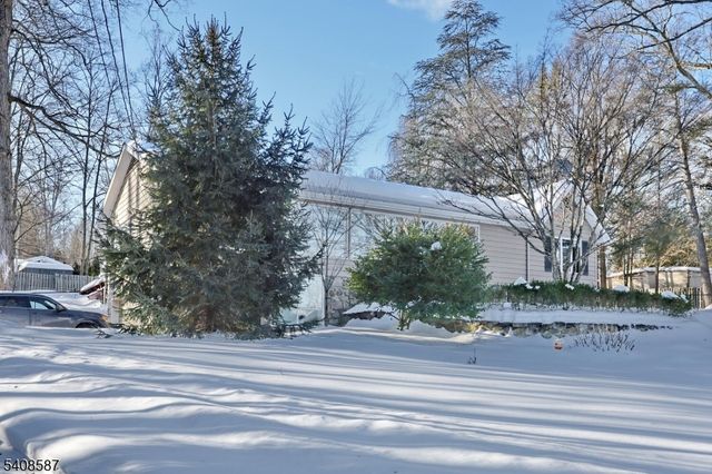 28 Bear Mountain Rd, Ringwood Boro, NJ 07456