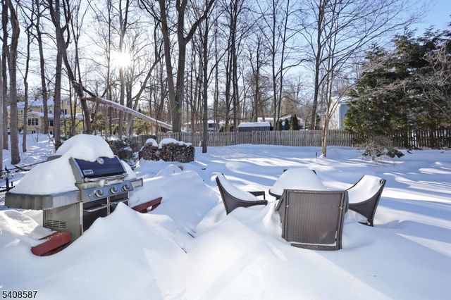 28 Bear Mountain Rd, Ringwood Boro, NJ 07456