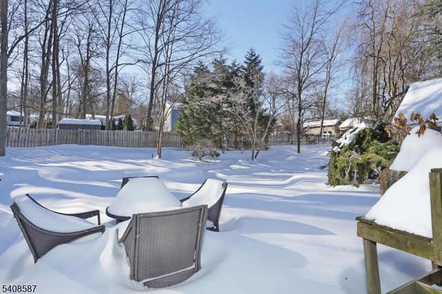 28 Bear Mountain Rd, Ringwood Boro, NJ 07456