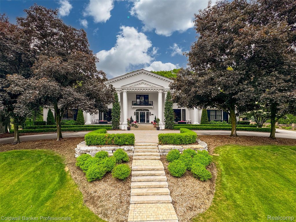 477 Dunston Road, Bloomfield Charter Township, MI 48304