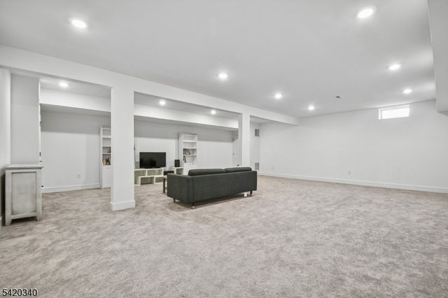 36 Ventura Dr, East Hanover Twp., NJ 07936