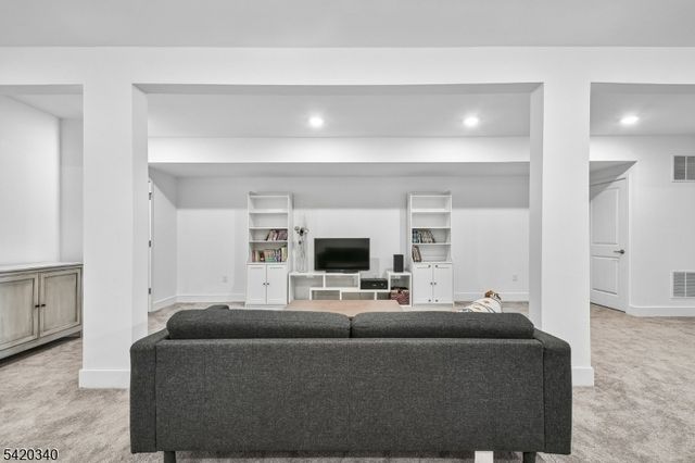 36 Ventura Dr, East Hanover Twp., NJ 07936