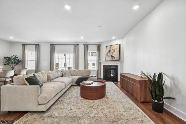 36 Ventura Dr, East Hanover Twp., NJ 07936