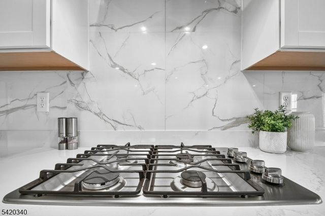 36 Ventura Dr, East Hanover Twp., NJ 07936