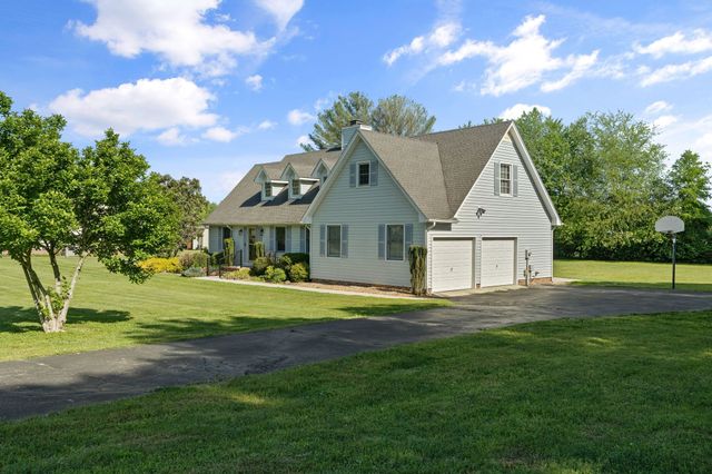 121 Twin Marys Dr, Tullahoma, TN 37388