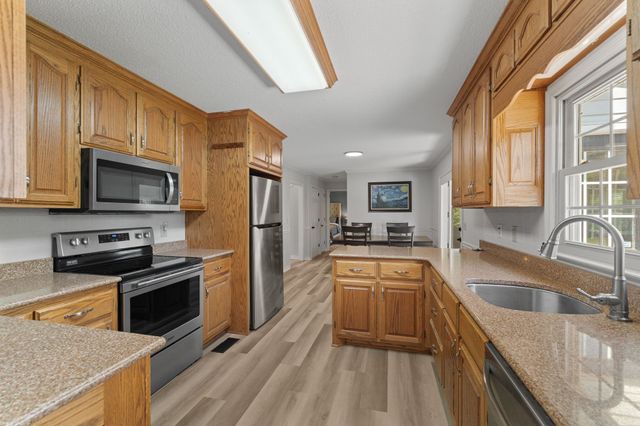 121 Twin Marys Dr, Tullahoma, TN 37388