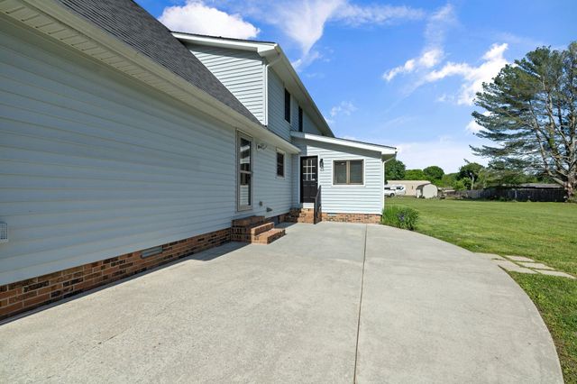 121 Twin Marys Dr, Tullahoma, TN 37388