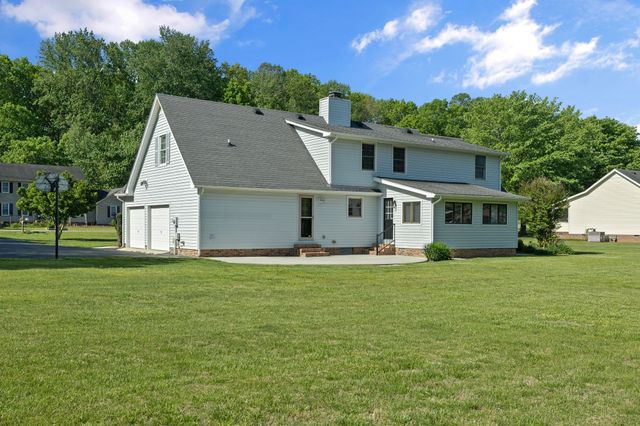121 Twin Marys Dr, Tullahoma, TN 37388