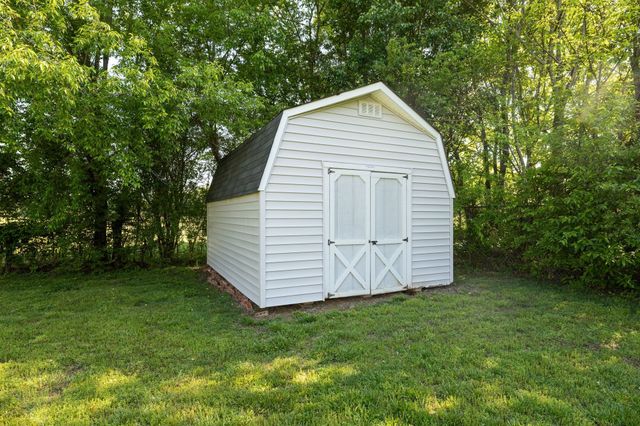 121 Twin Marys Dr, Tullahoma, TN 37388