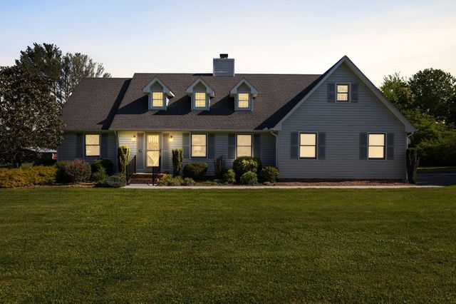 121 Twin Marys Dr, Tullahoma, TN 37388