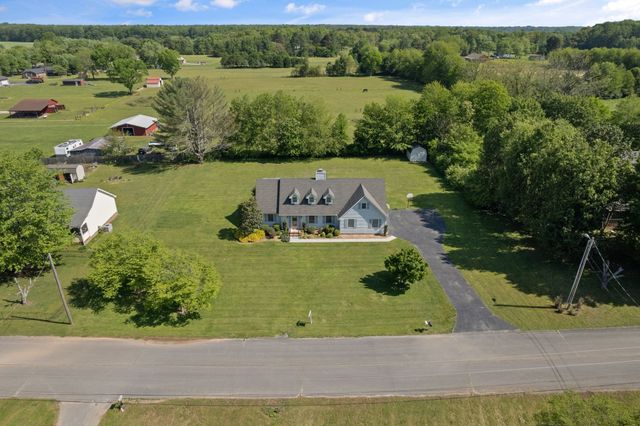 121 Twin Marys Dr, Tullahoma, TN 37388