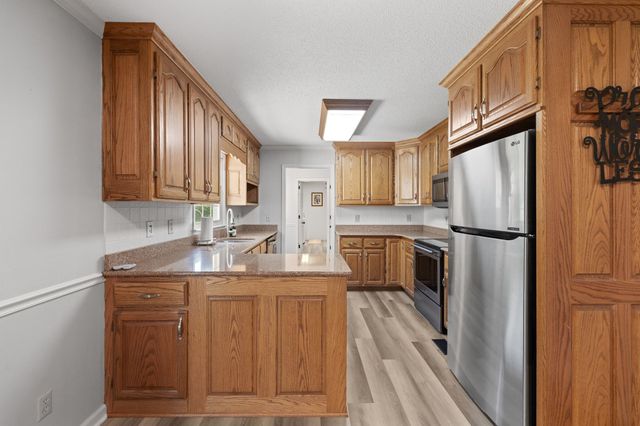 121 Twin Marys Dr, Tullahoma, TN 37388