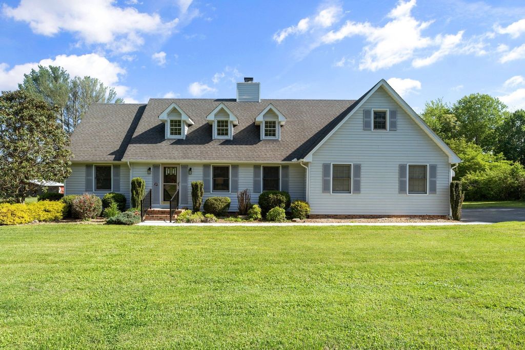121 Twin Marys Dr, Tullahoma, TN 37388