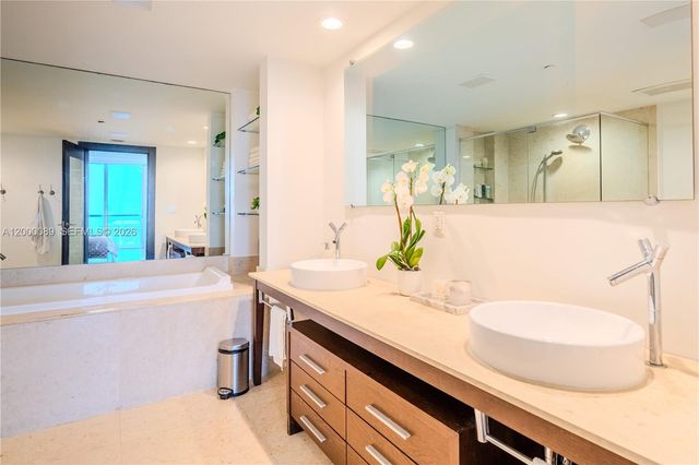 495 Brickell Ave PH-5703, Miami, FL 33131