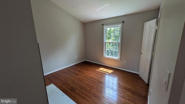 9601 WOODEDGE DR, Burke, VA 22015