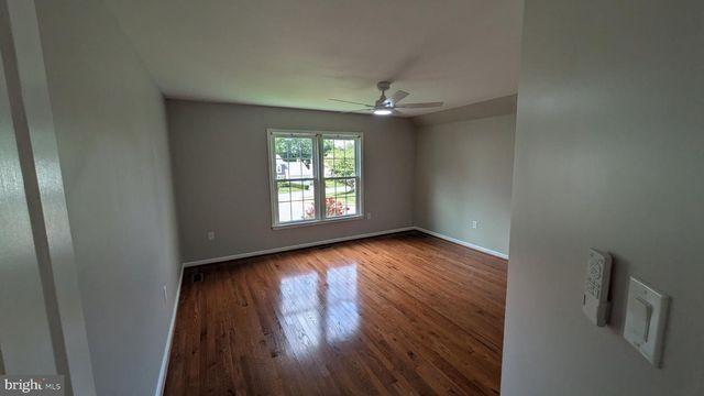 9601 WOODEDGE DR, Burke, VA 22015