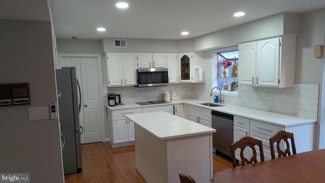9601 WOODEDGE DR, Burke, VA 22015