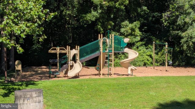 9601 WOODEDGE DR, Burke, VA 22015
