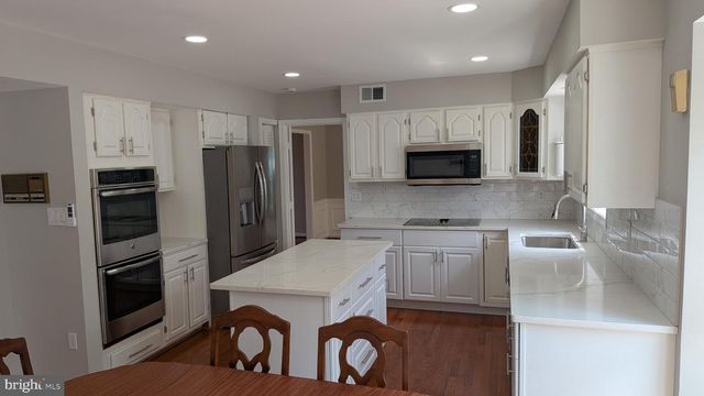9601 WOODEDGE DR, Burke, VA 22015