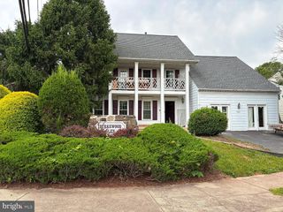 9601 WOODEDGE DR, Burke, VA 22015