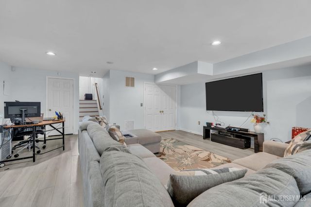 27 Hanna Lane, Old Bridge, NJ 08879