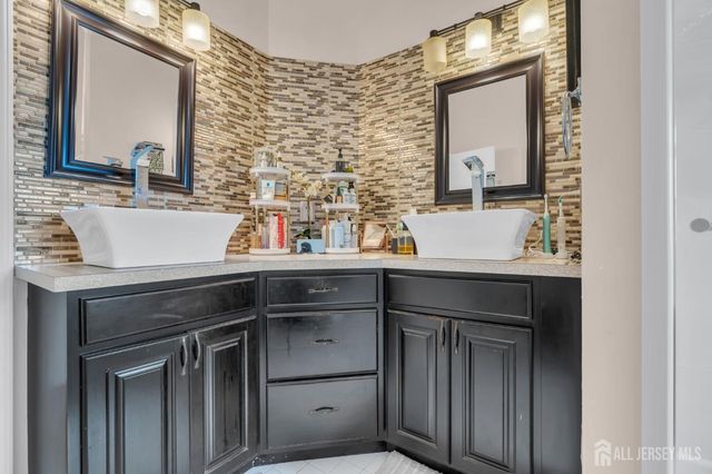 27 Hanna Lane, Old Bridge, NJ 08879