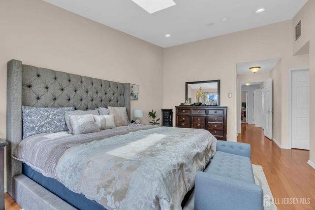 27 Hanna Lane, Old Bridge, NJ 08879