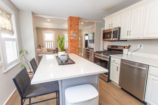 9 Hamilton St, Plymouth, MA 02360