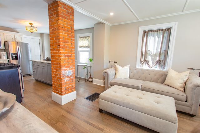 9 Hamilton St, Plymouth, MA 02360