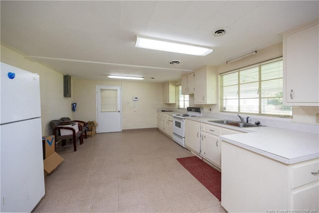 528 Fayetteville Street, Newton Grove, NC 28366