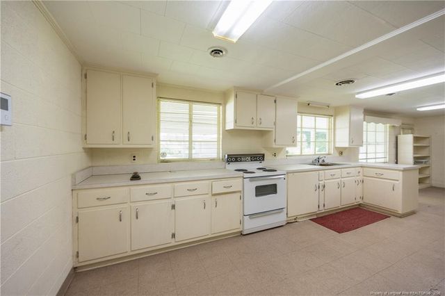 528 Fayetteville Street, Newton Grove, NC 28366