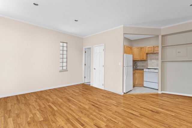 31-30 14th Street, New York City, NY 11106