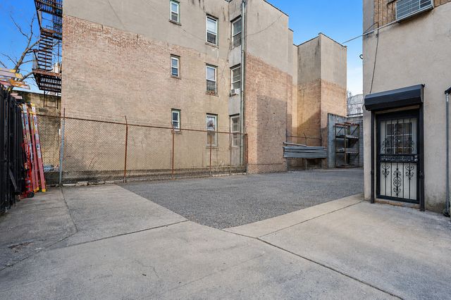 31-30 14th Street, New York City, NY 11106