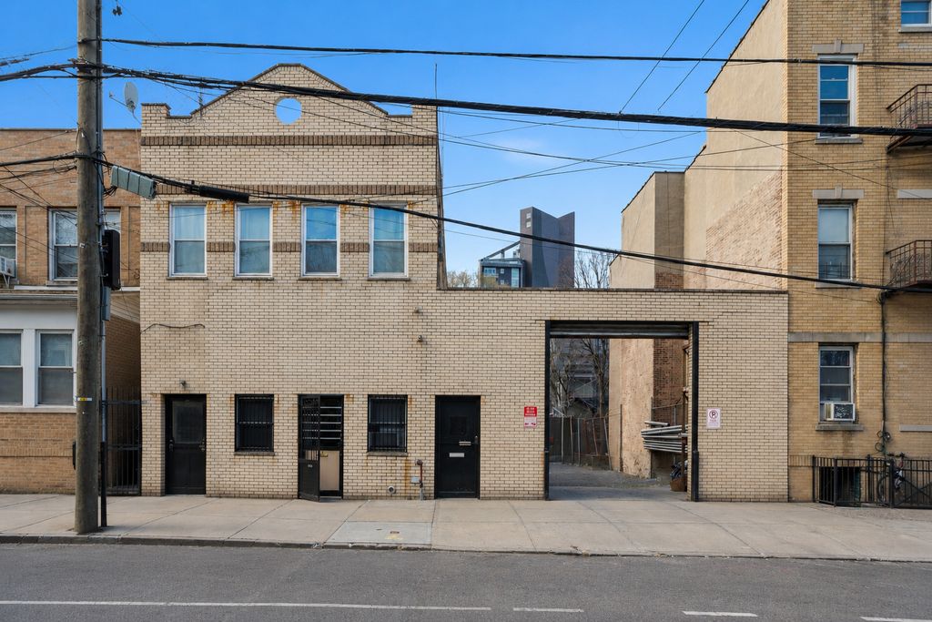 31-30 14th Street, New York City, NY 11106