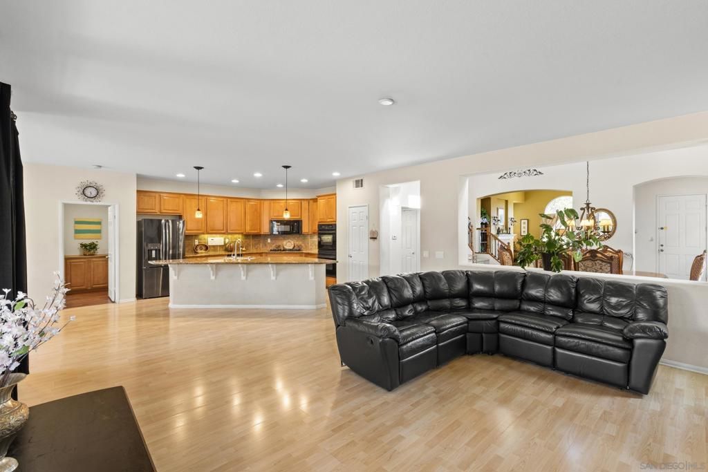 Image 13 of property listing at 315 Calle La Quinta, Chula Vista, CA 91914