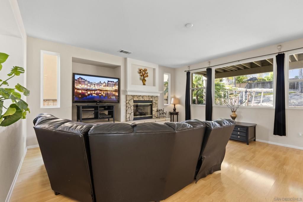Image 5 of property listing at 315 Calle La Quinta, Chula Vista, CA 91914