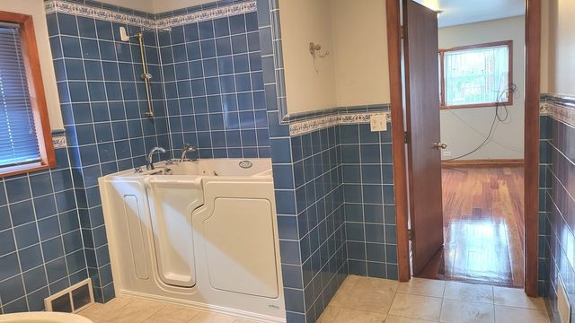7023 S Bennett Avenue, Chicago, IL 60649
