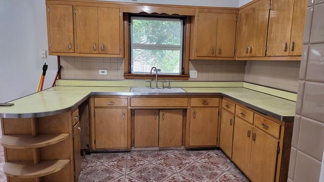 7023 S Bennett Avenue, Chicago, IL 60649