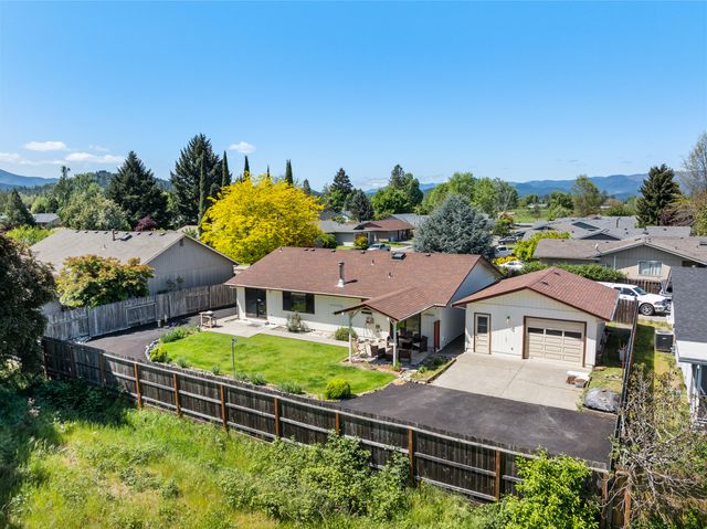 2900 Lois Lane, Grants Pass, OR 97527