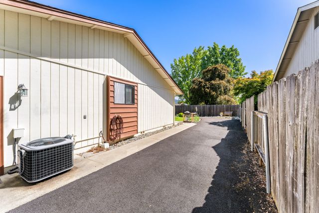 2900 Lois Lane, Grants Pass, OR 97527