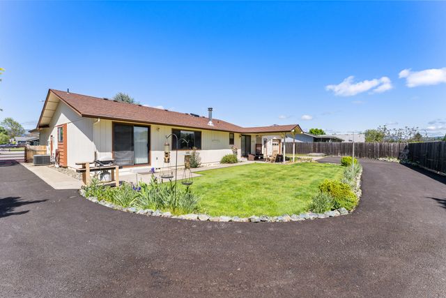 2900 Lois Lane, Grants Pass, OR 97527